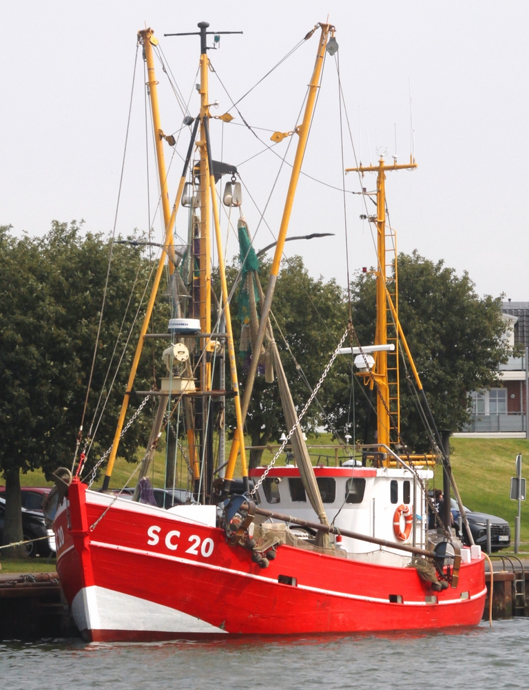 Fischereifahzeug („Fischkutter“) SC 20; Datum: 25.07.2026; Aufnahmeort: Nordsee/Hafen B�sum, Deutschland.