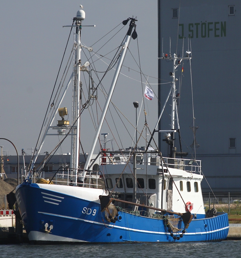 Fischereifahzeug („Fischkutter“) SD  9; Datum: 25.07.2026; Aufnahmeort: Nordsee/Hafen B�sum, Deutschland.