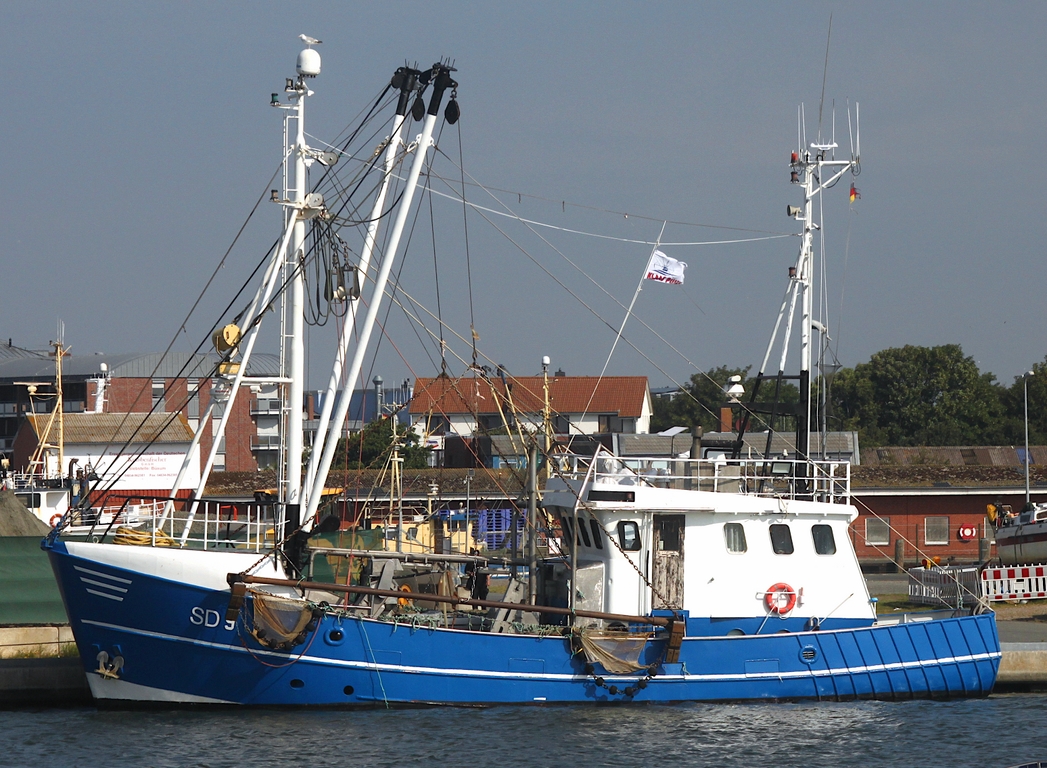 Fischereifahzeug („Fischkutter“) SD 9; Datum: 25.07.2026; Aufnahmeort: Nordsee/Hafen B�sum, Deutschland.