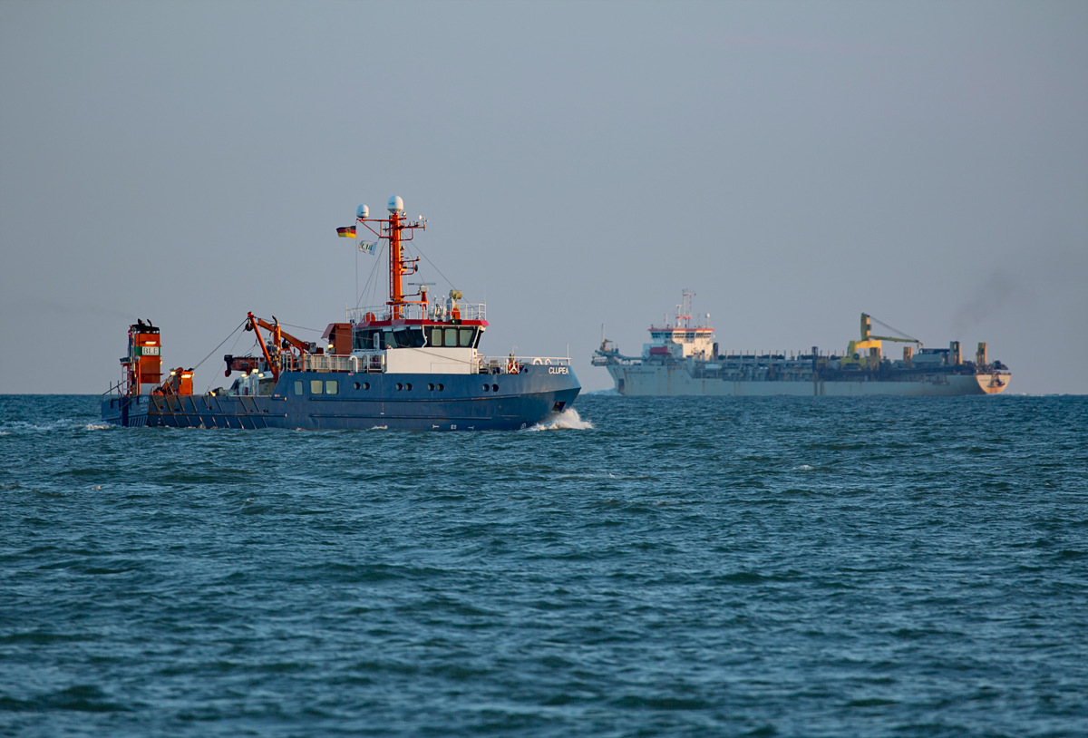 Fischereiforschungsschiff CLUPEA (IMO-Nr. 9573359) und Dredger GERADUS MERCATOR (IMO 9119335) auf der Prorer Wiek. - 21.10.2018