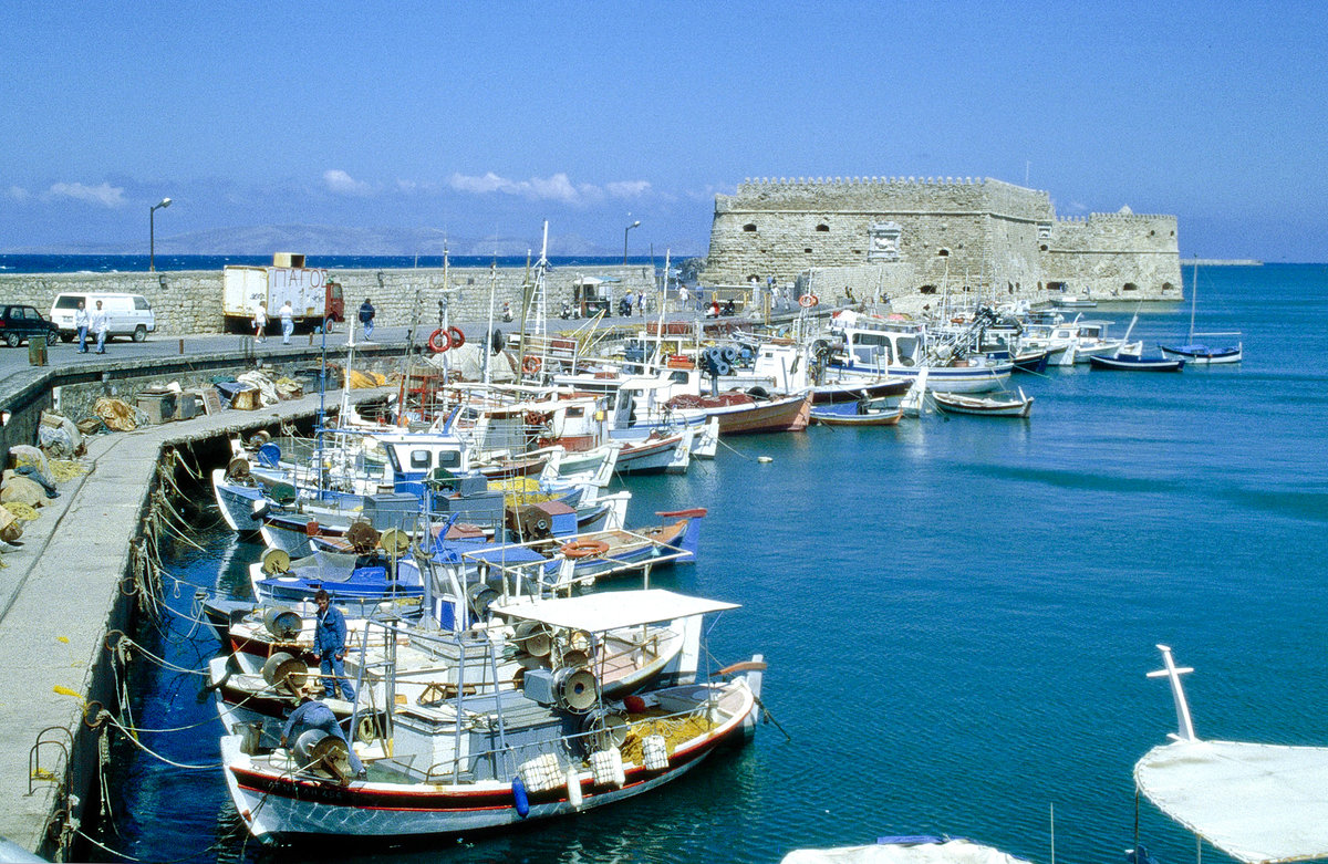 Fischereihafen von Rethymno af Kreta. Bild vom Dia. Aufnahme: April 1999.