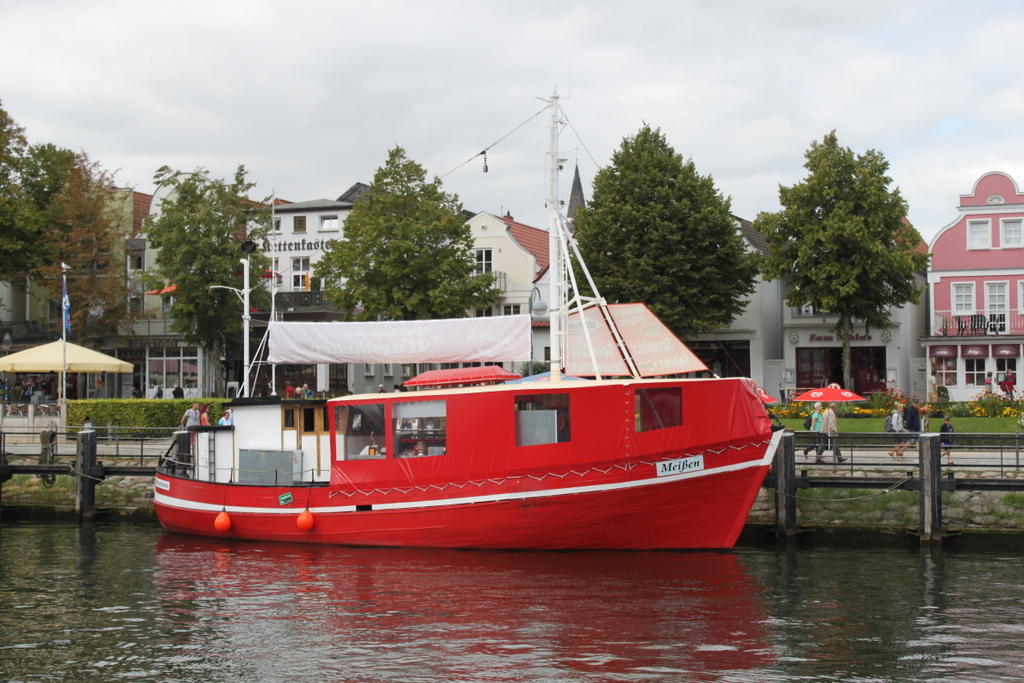 Fischimbisskutter McUDO von'Backfisch-Udo'an seinem Liegeplatz in Warnemünde.19.08.2018 