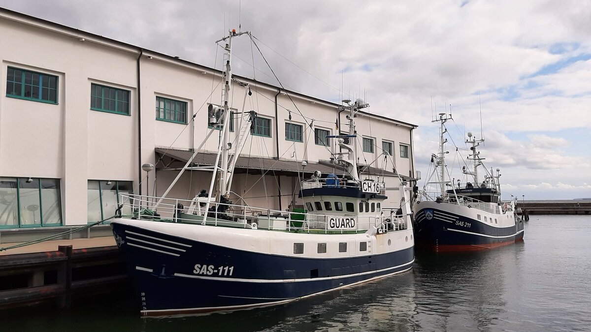 Fischkutter SAS-111 (CHRISTIN-BETTINA) am 18.09.2021 im Hafen von Sassnitz. Das 25m lange Schiff gehört zur Kutterfisch-Flotte und ist in Nord- und Ostsee unterwegs. IMO / MMSI	8429094 / 211317720.