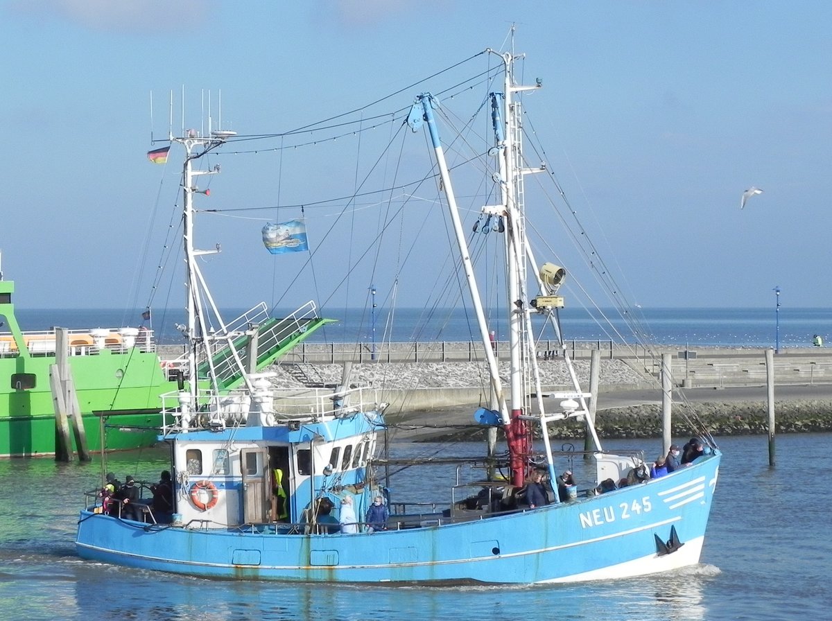 Fischkutter  SEESTERN  kehrt am 23.10.2020 in den Hafen von NEUHARLINGERSIEL zurück.