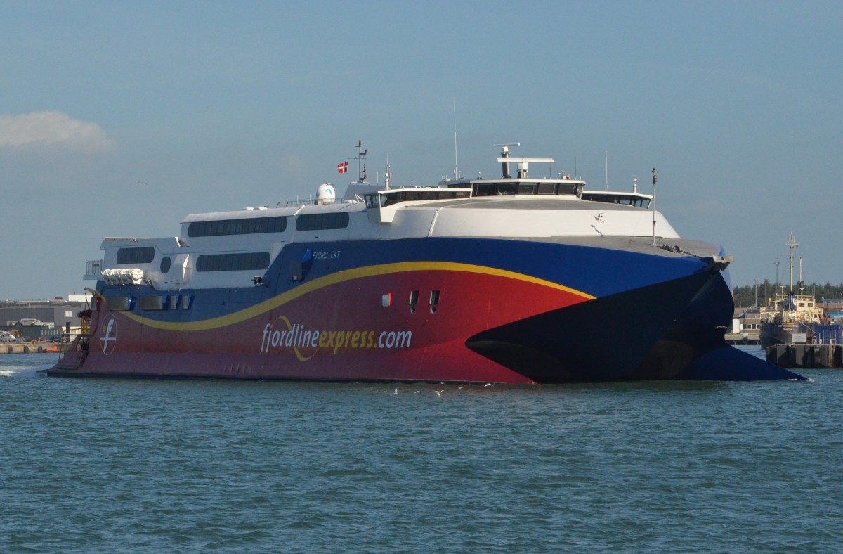 FJORD CAT, Schnell-Fhre, IMO:9176060, von Fjordline verlsst gerade den Hafen Hirtshals / Dnemark nach Kristiansand / Norwegen. Beim Auslaufen beobachtet am 15.06.2014. Heimathafen Hanstholm, Indienststellung 1998, L; 91,30m, B; 26m, T; 3,70m, Besatzung; 24, Kn; 48,2, Passagiere 660, PKW 200.