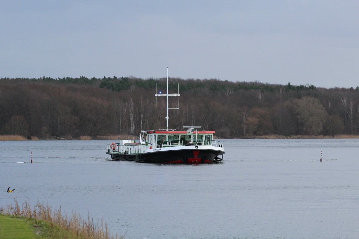 Flächenpeilschiff Domfelsen vom WSA Magdeburg bei Vermessungsarbeiten am 29.01.2015 im Jungfernsee / Sacrow-Paretzer Kanal. Schön zu sehen die seitlich ausgefahrenen Sonden des 34,80 m langen und 9,24m breiten Schiffes.