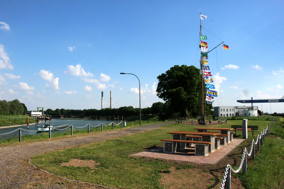 Flaggenmast mit Sitzgruppe am Aussichtspunkt bei Friedrichsfeld / Wesel. An dieser Stelle hat man einen herrlichen Blick auf den Rhein , den Wesel-Datteln-Kanal , die Schleuse Friedrichsfeld , den Rhein-Lippe-Hafen und den Container-Umschlagplatz von Jerich International. 14.05.2018