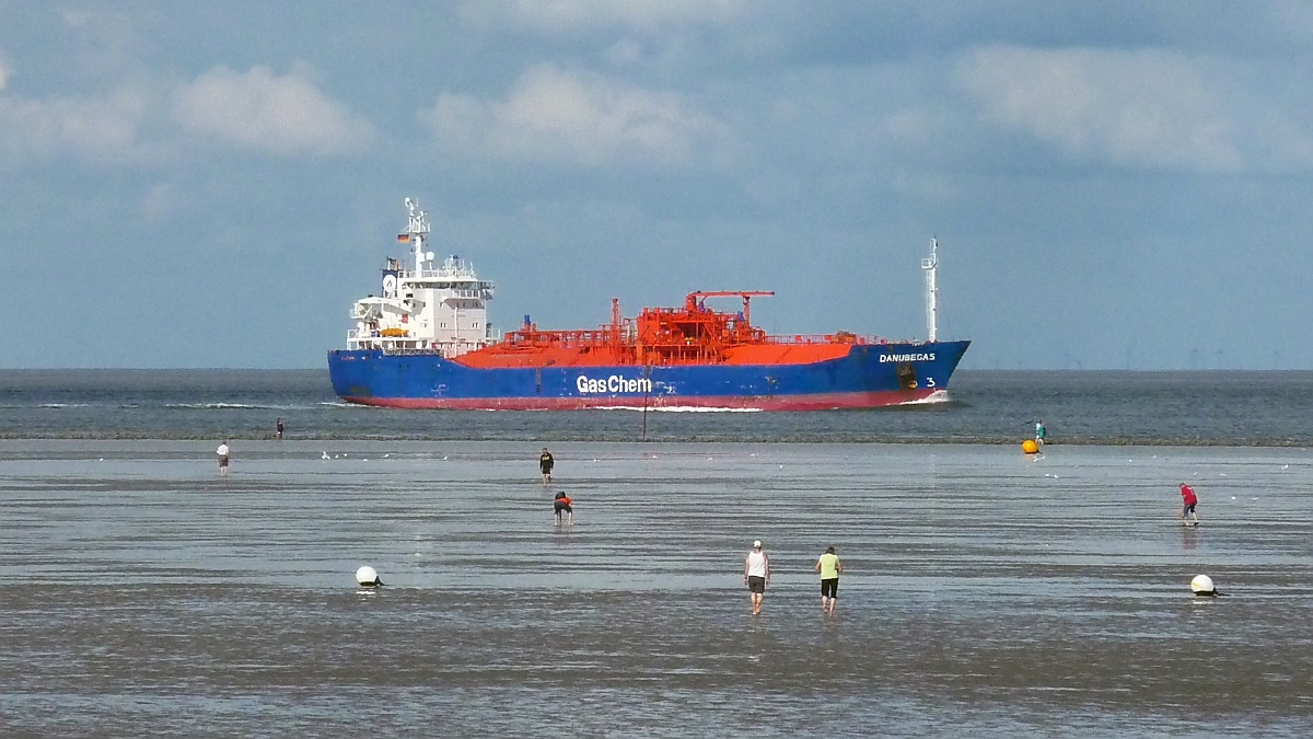 Flüssiggastanker  Danubegas  am Duhner Watt bei Cuxhaven, 10.9.2015 