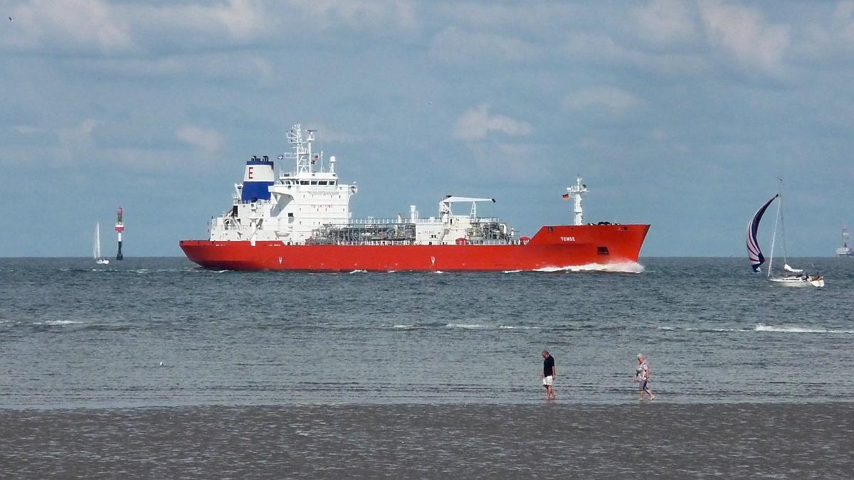 Flüssiggastanker  Temse  am Duhner Watt bei Cuxhaven, 10.9.2015 