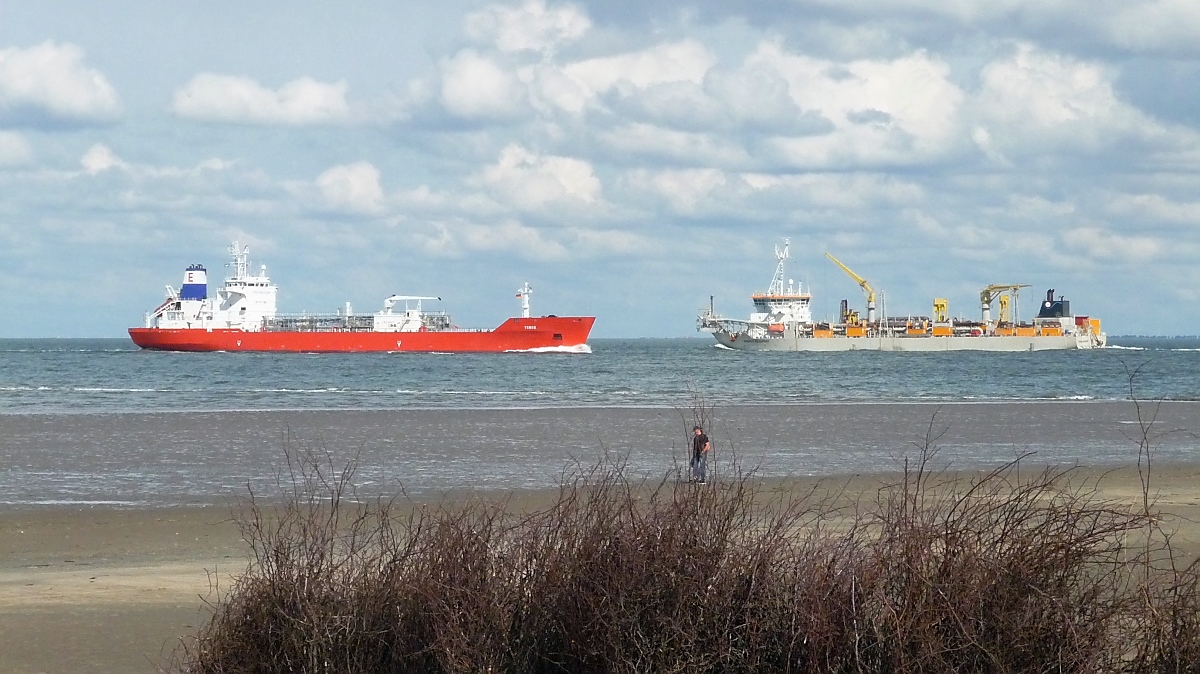 Flüssiggastanker  Temse  und Saugbagger  Francis Beaufort  am Duhner Watt bei Cuxhaven, 10.9.2015 