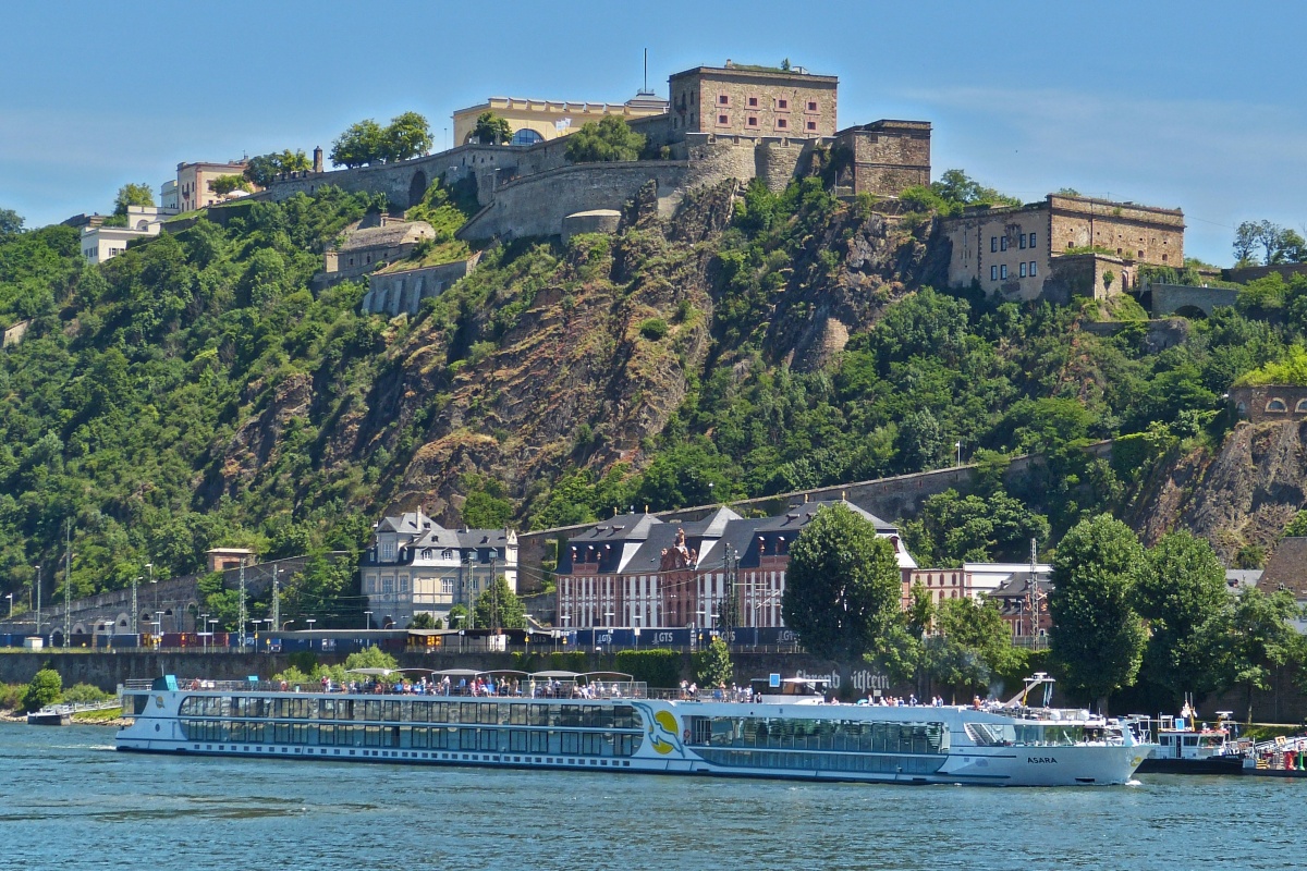 Fluss Kreuzfahrtschiff ASARA 02337042; Bj 2017; L 135m; B 11,4m; hat Platz fr 190 Passagiere, fhrt zu Berg auf dem Rhein in Koblenz an der Burg Ehrenbreitstein vorbei. 06.2022