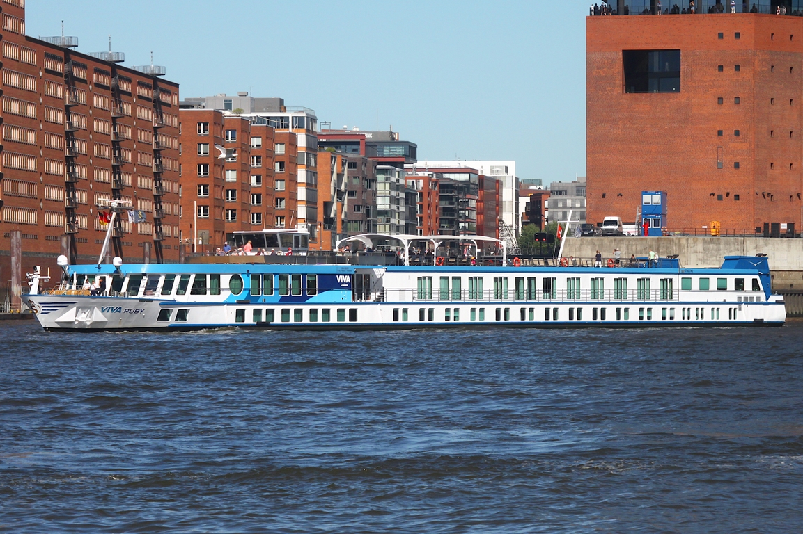 Fluss-Kreuzfahrtschiff VIVA RUBY (IMO 8665557); Eigner/Betreiber: VIVA; Datum: 23.06.2026; Aufnahmeort: Elbe/Hafen Hamburg, Deutschland.