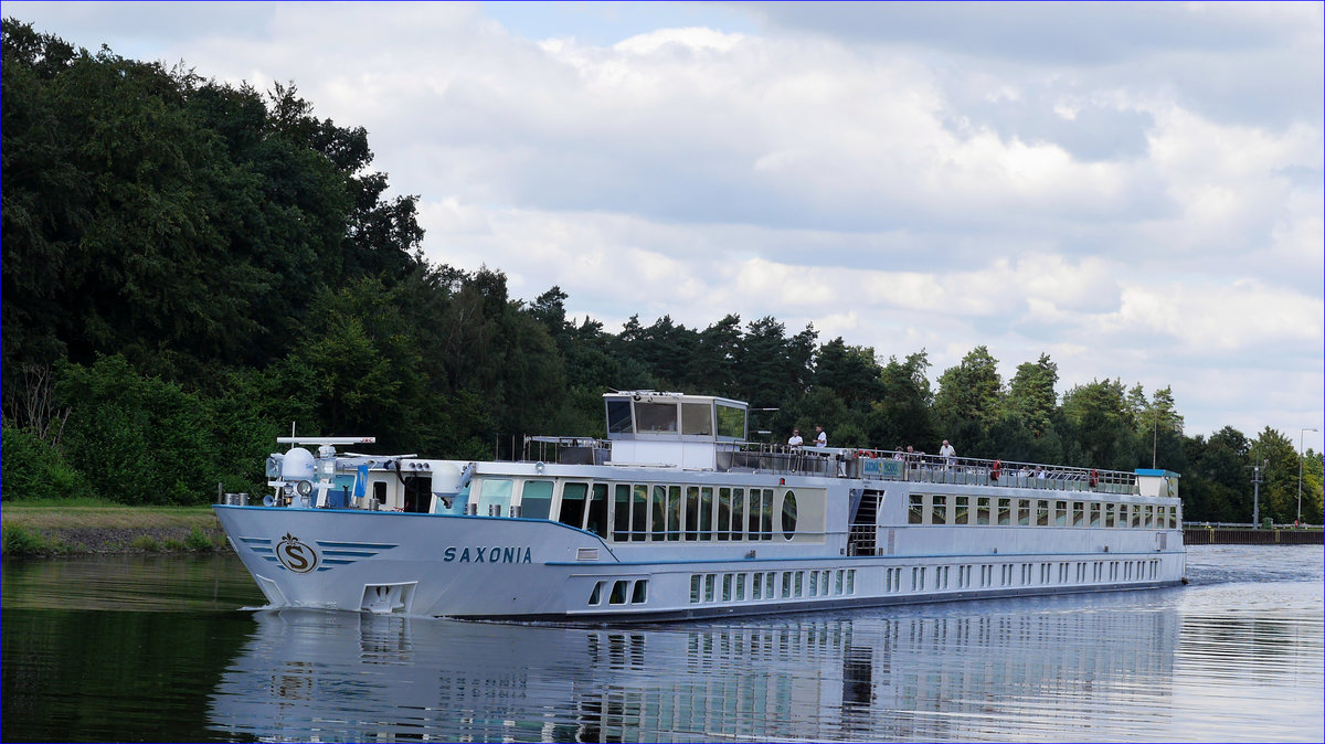 Flusskreuzfahrtschiff MS SAXONIA Basel, ENI 07001736, auf Phoenix-Reise Potsdam - Havelberg - Wittenberge - Hamburg - Lüneburg - Berlin-Spandau; am 17.08.2016 auf dem Elbe-Seiten-Kanal (dem  Heide-Suez ) im Oberwasser Schiffshebewerk Scharnebeck
