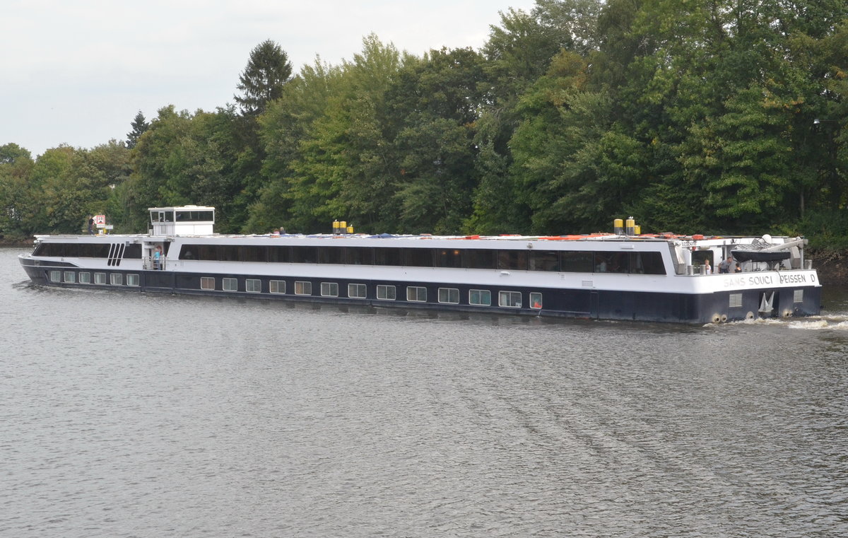 Flusskreuzfahrtschiff Sans Souci ENI: 02324117, Heimathafen Peißen vor der Schleuse Oldenburg am 26.09.2018.Länge 82m, Breite 9,50m, Passagiere 80.