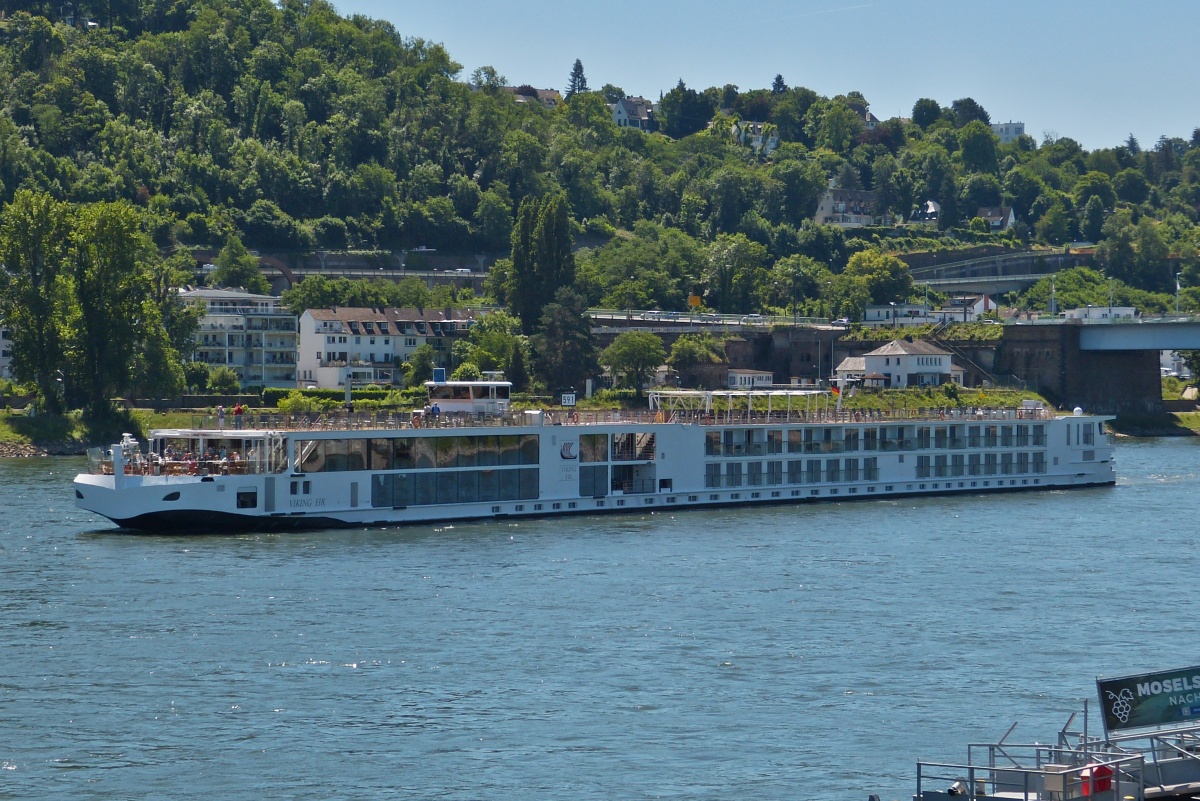 Flusskreuzfahrtschiff Viking EIR zu Tal auf dem Rhein bei Koblenz. 06.2022