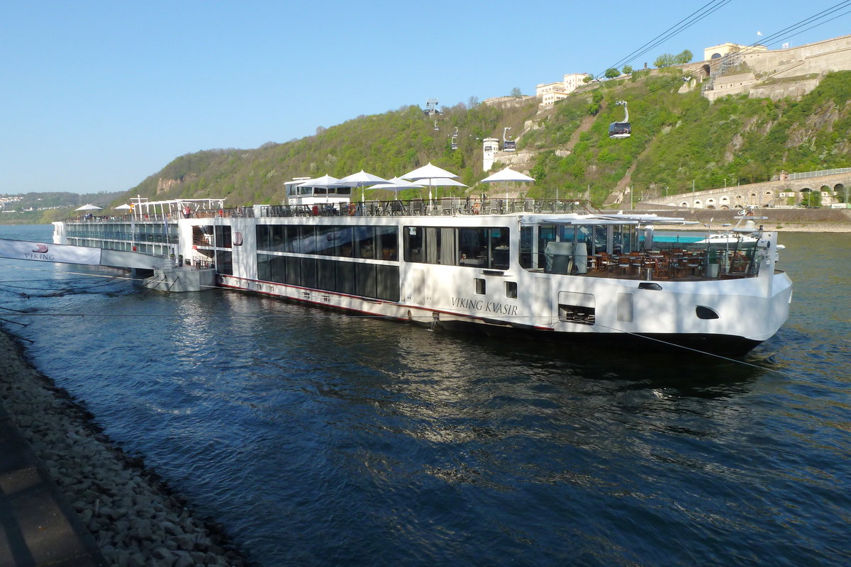 Flusskreuzfahrtschiff VIKING KVASIR an der Anlegestelle am Deutschen Eck in Koblenz. Aufnahmedatum: 09.04.2017 
