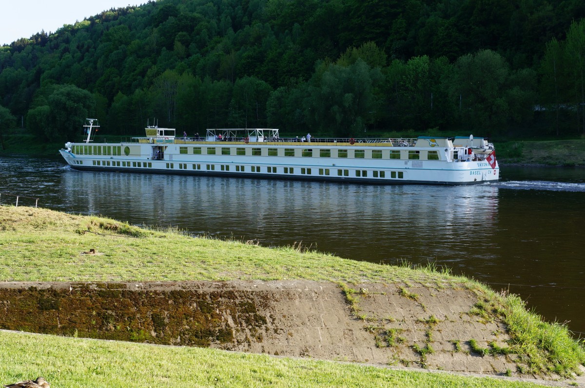 Flusskreuzfahrtschifff KFGS SAXONIA, Basel (ENI 07001736) am Abend des 13.05.2015 auf der Elbe bei Schmilka in Richtung Hrensko (Herrnskretschen) / Tschechien
