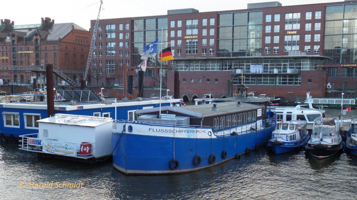 FLUSSSCHIFFERKIRCHE am 12.1.2014, Hamburg, Binnenhafen /
Dieses Schiff ist eine  evangelische Kirche in Hamburg / Lüa 26 m, B 7,0 m / 1906 als Weserleichter gebaut, 1952 Umbau zur Flussschifferkirche /
