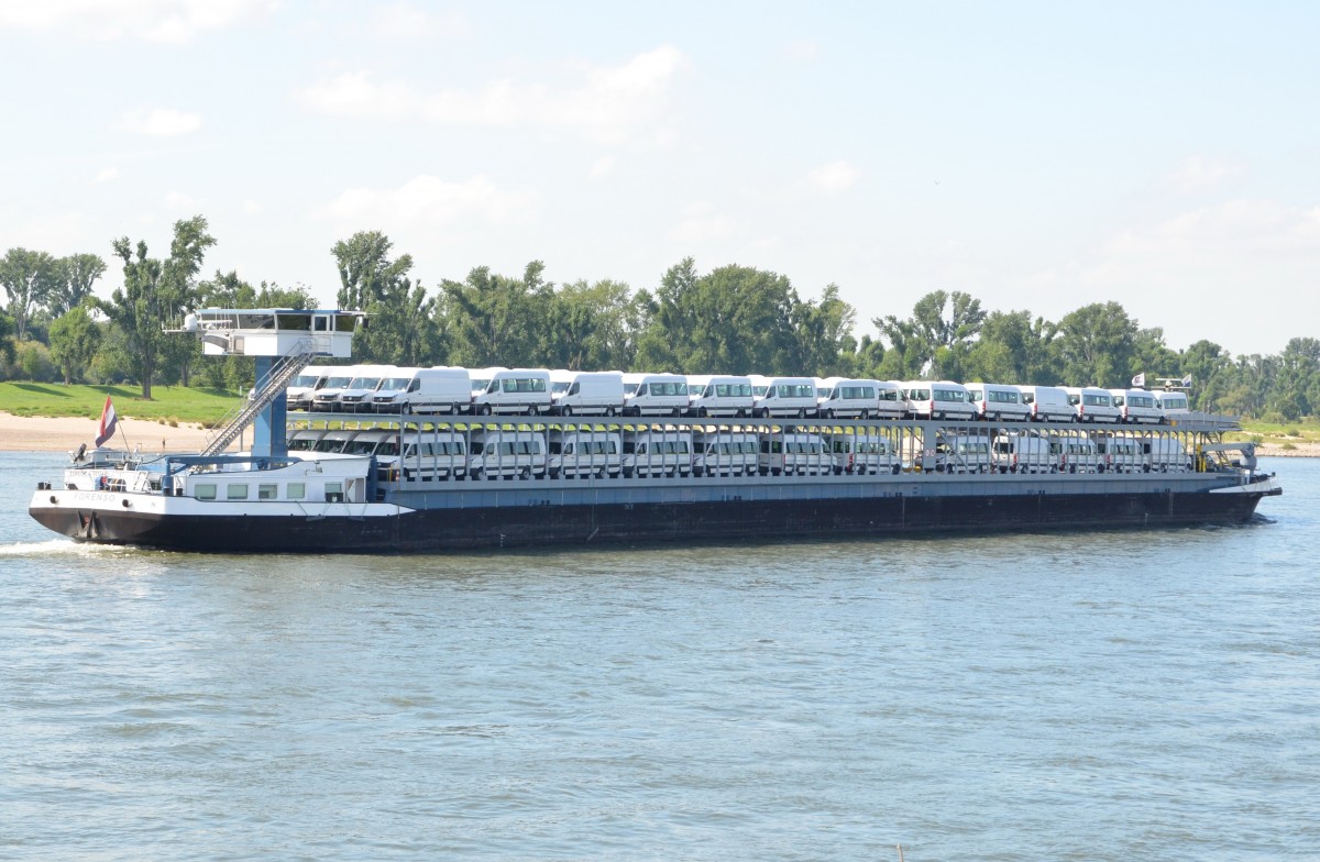 ,,Forenso`` Binnenschiff  Autotransporter auf dem Rhein bei Dsseldorf  am 29.08.15.  IMO: 02324437.
