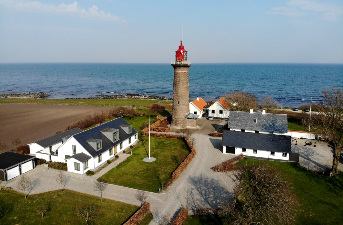 Fornæs Fyr. Drohnenaufnahme des 27 m hohen Leuchturms am Kattegat; 06.04.2019