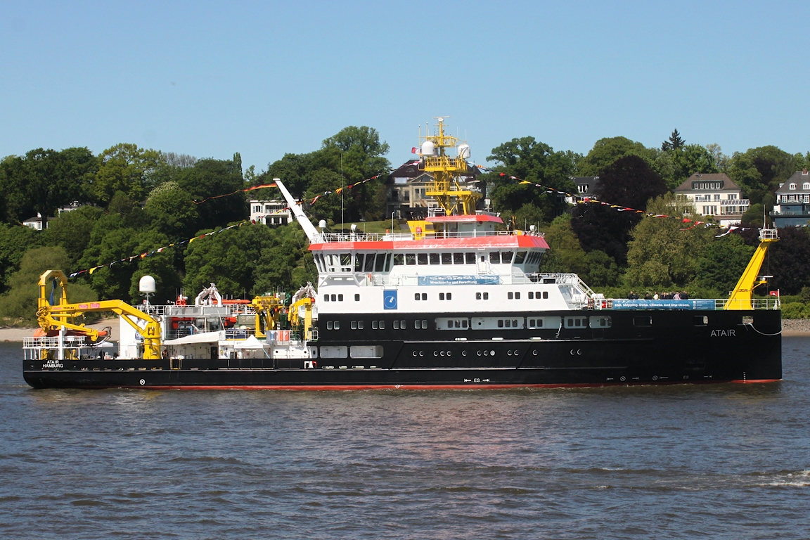 Forschungsschiff ATAIR (IMO 8521426); Datum: 08.05.2026; Aufnahmeort: Elbe/Hafen Hamburg, Deutschland. Das Bild entstand anl�sslich der Einlaufparade zum 837. Hafengeburtstag.