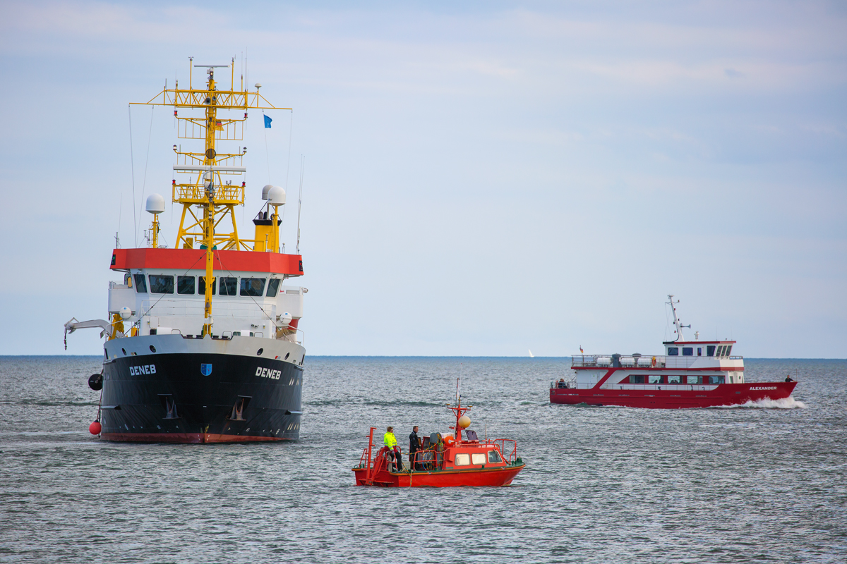 Forschungsschiff DENEB (IMO 9079470) beim Absichern von Taucherarbeiten vor dem Sassnitzer Hafen, wobei das Fahrgastschiff ALEXANDER (IMO 9432878) das Geschehen weiträumig umfährt. - 27.05.2019
