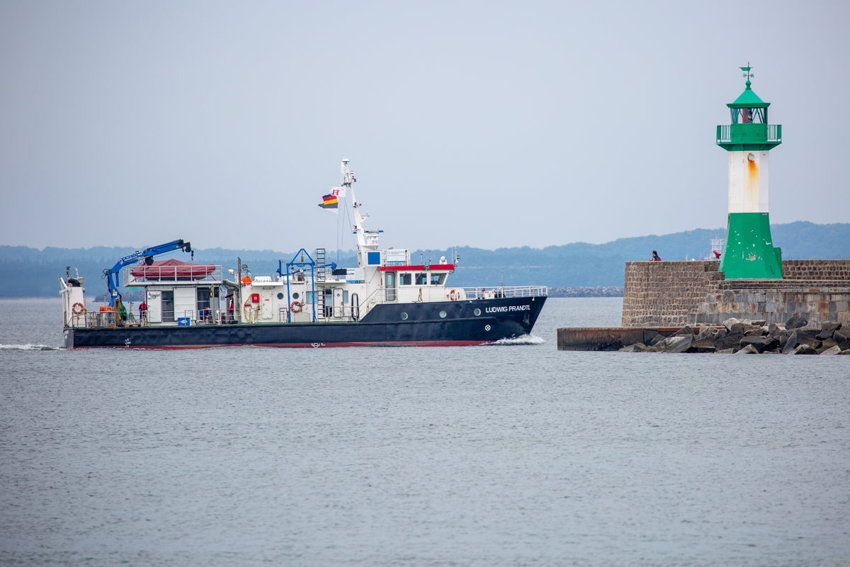 Forschungsschiff LUDWIG PRANDTL des Helmholtz-Instituts einlaufend in den Sassnitzer Hafen. Mittlerweile soll das Forschungsschiff LUDWIG PRANDT II in Planung sein. - 18.08.2022