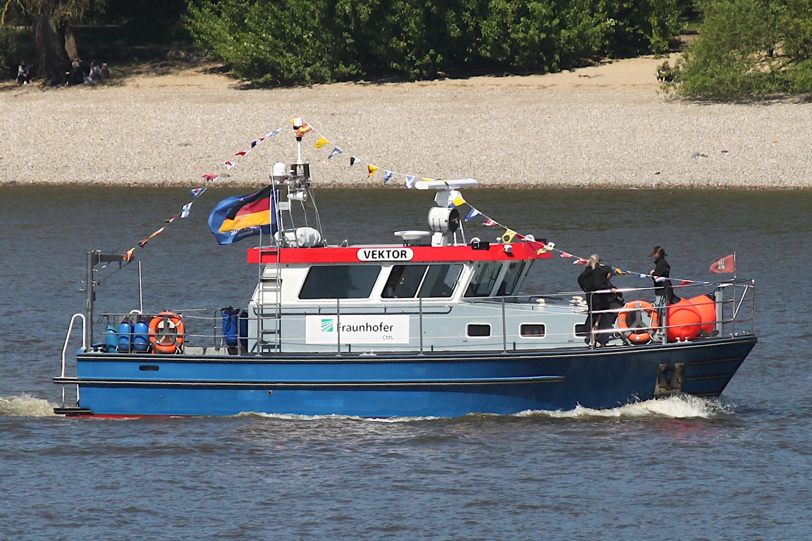 Forschungsschiff VEKTOR (MMSI 211185910); Eigner/Betreiber: Fraunhofer Institut; Datum: 08.05.2026; Aufnahmeort: Elbe/Hafen Hamburg, Deutschland. Das Bild entstand anl�sslich der Einlaufparade zum 837. Hafengeburtstag.