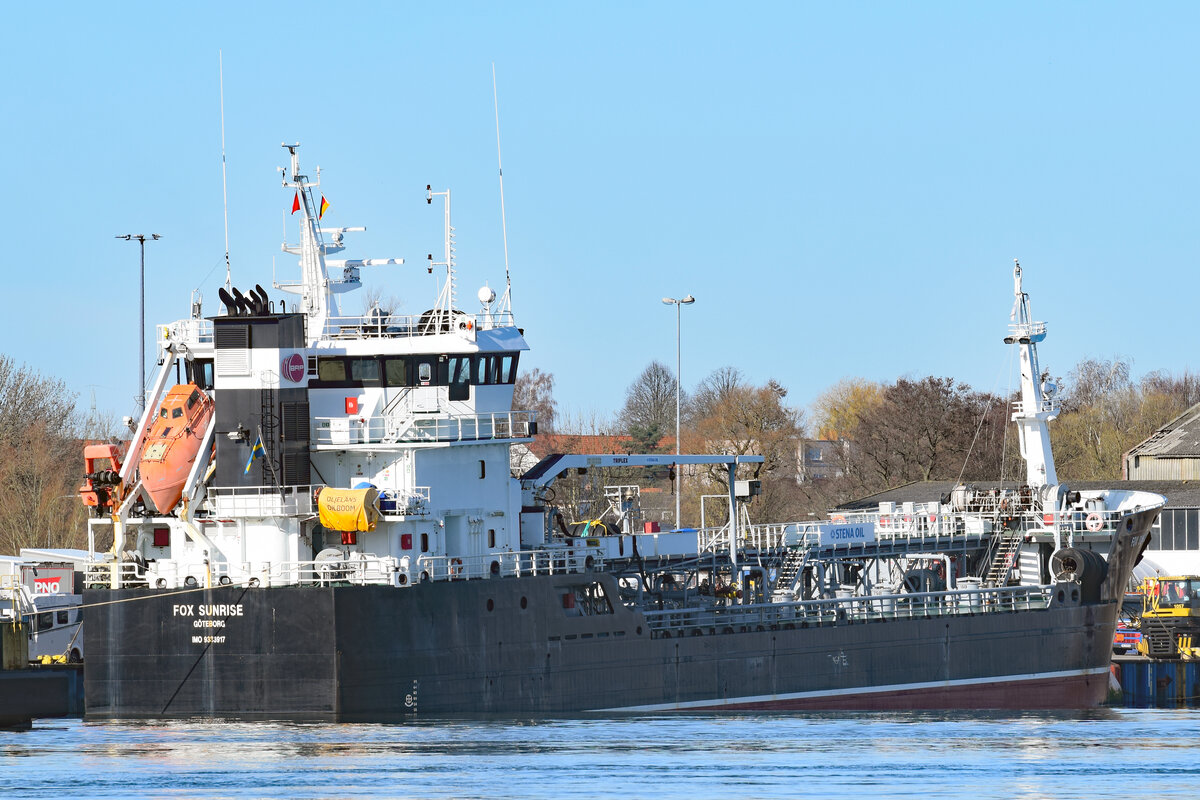 FOX SUNRISE (IMO 9333917) am 26.02.2022 in Lübeck-Travemünde. Das Tankschiff liegt achterlastig am Skandinavienkai.