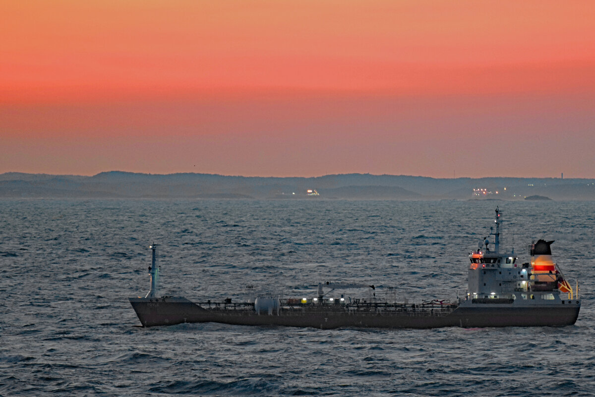 FOYLE (IMO 9317676) am 17.7.2021 in der Ostsee im Licht der untergehenden Sonne