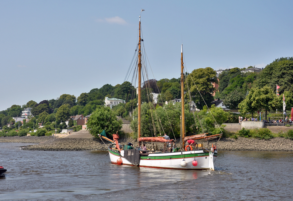 Fracht-Ewer  Moewe  beim Auslaufen aus dem Museumshafen Övelgönne - 13.07.2013