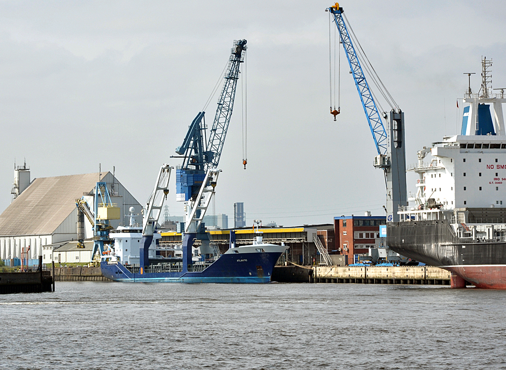 Frachter  Atlanic  im Hamburger Hafen - 13.07.2013