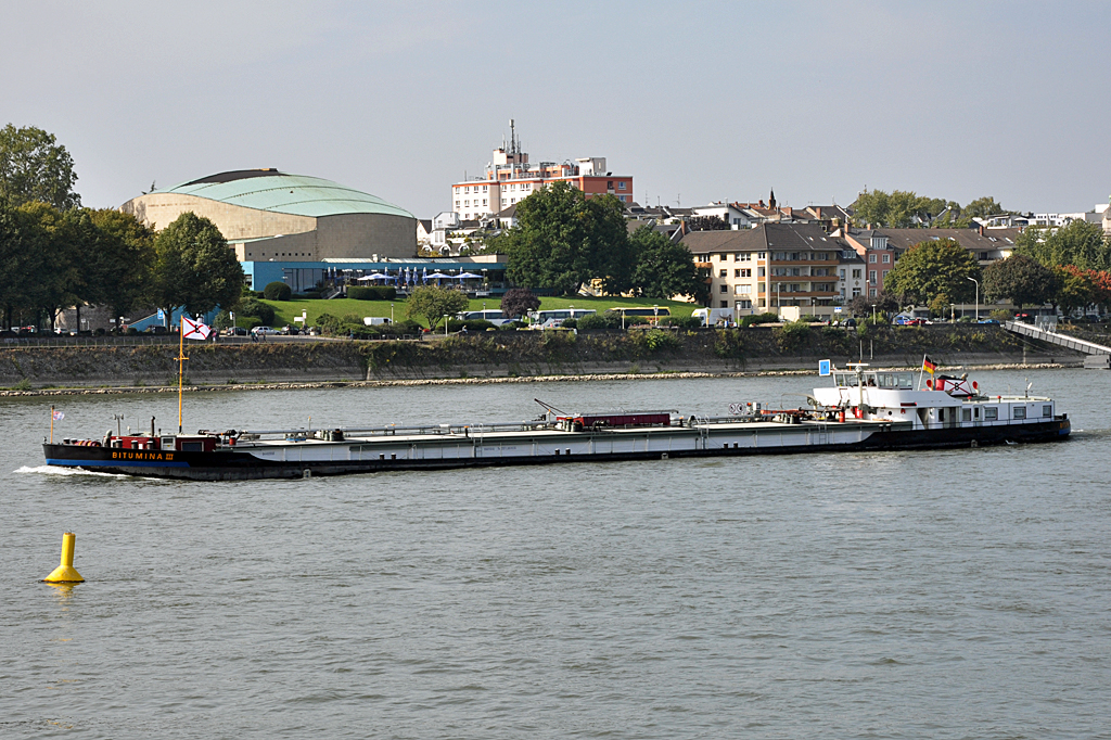 Frachter  Bitumia III  auf dem Rhein in Bonn - 28.09.2013