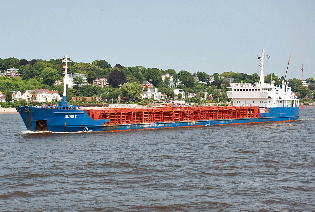 Frachter  Gorky , IMO 8937352, auf der Elbe in Richtung Nordsee - 13.07.2013