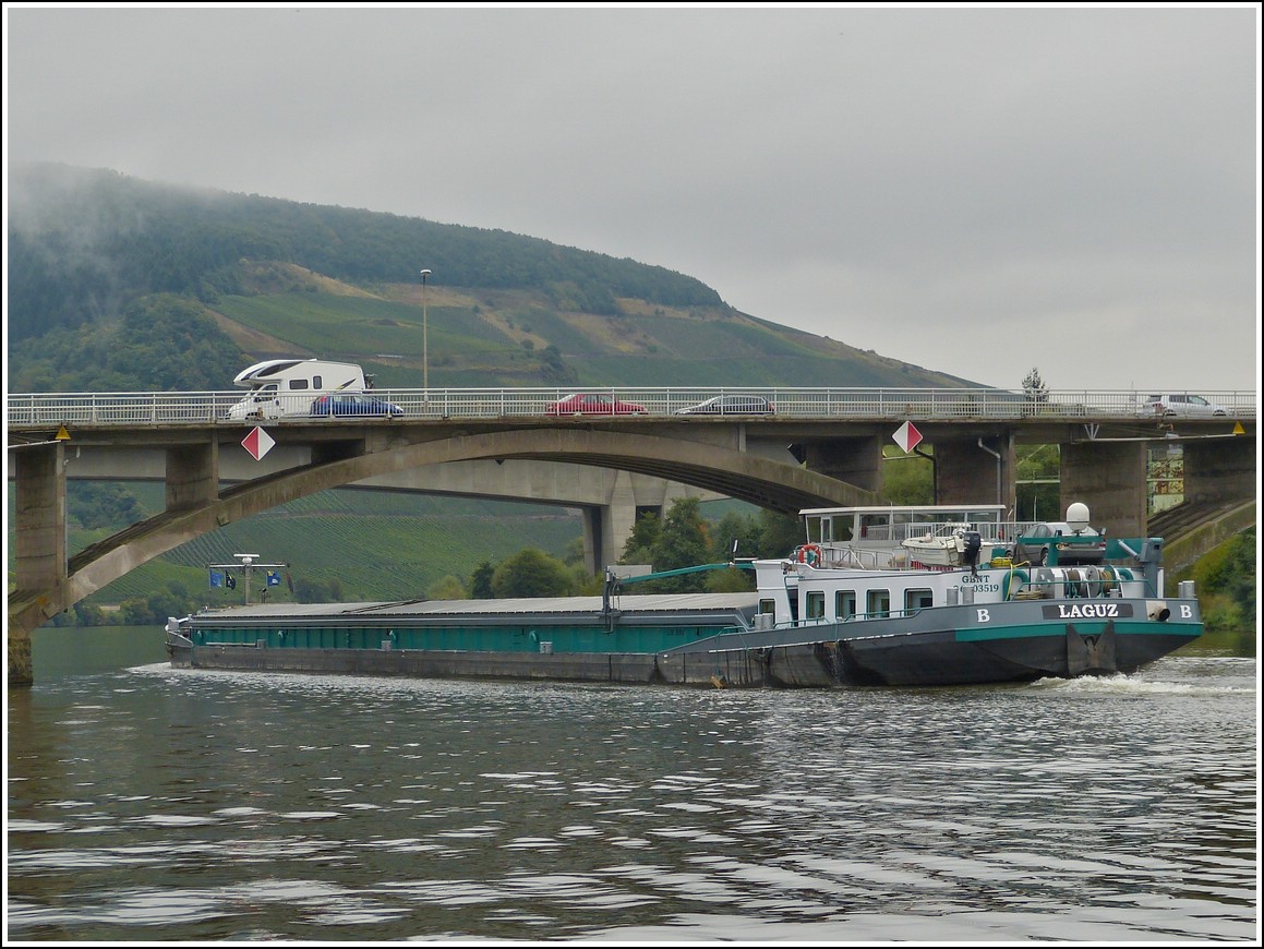 Frachter LAGUZ, Flagge Belgien, Bj 2000, Euronr. 06003519, L 109,95 m, B 10,50 m, Tonage 2249 t, Bauwerft: de Gerlien-van Tiem, Scheepswerf BV Druten, Eigner: N.van Assche, Gent. Frherer Name: Deovira. Aufgenommen an der Moselbrcke nahe Schweich am 05.10.2013.