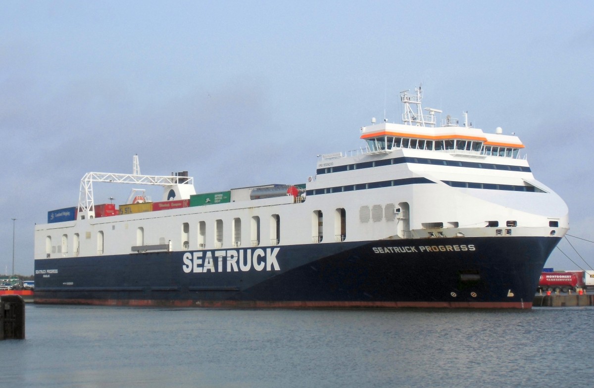 Frachtfähre Seatruck Progress am Anleger in Dublin am 14.11.15