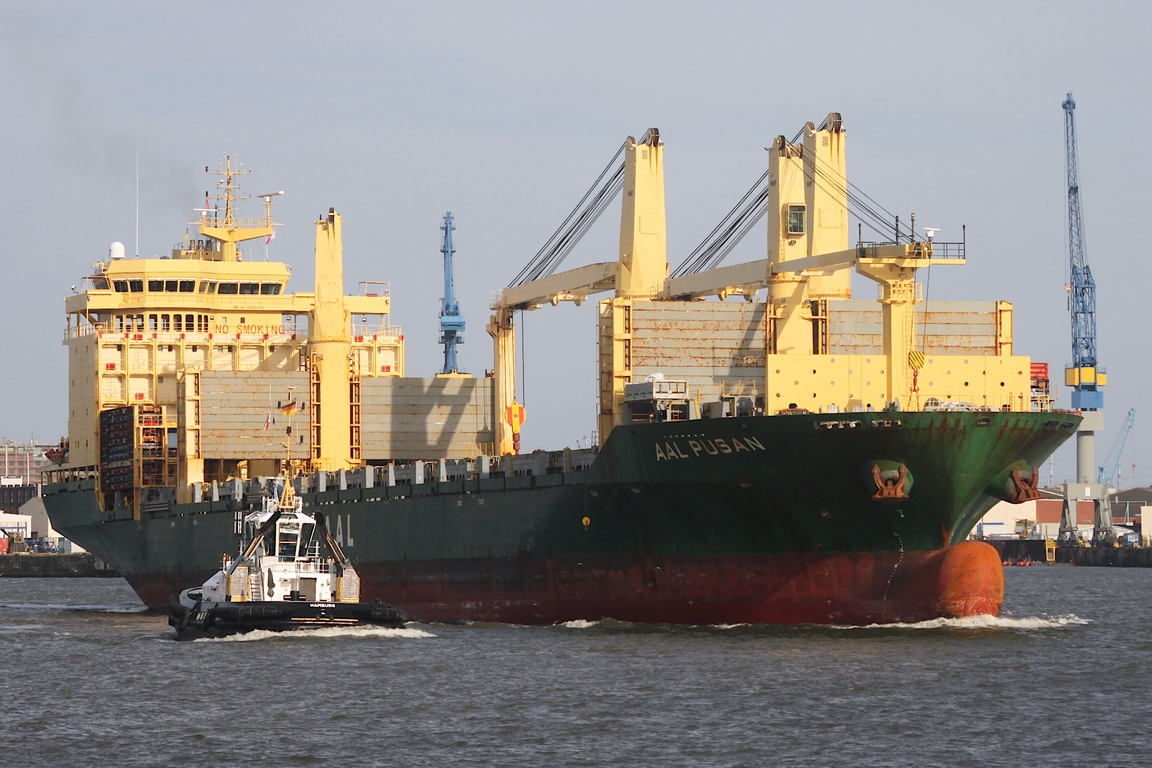 Frachtschiff AAL PUSAN (IMO 9498389); Datum: 27.08.2026; Aufnahmeort: Elbe/Hafen Hamburg, Deutschland.