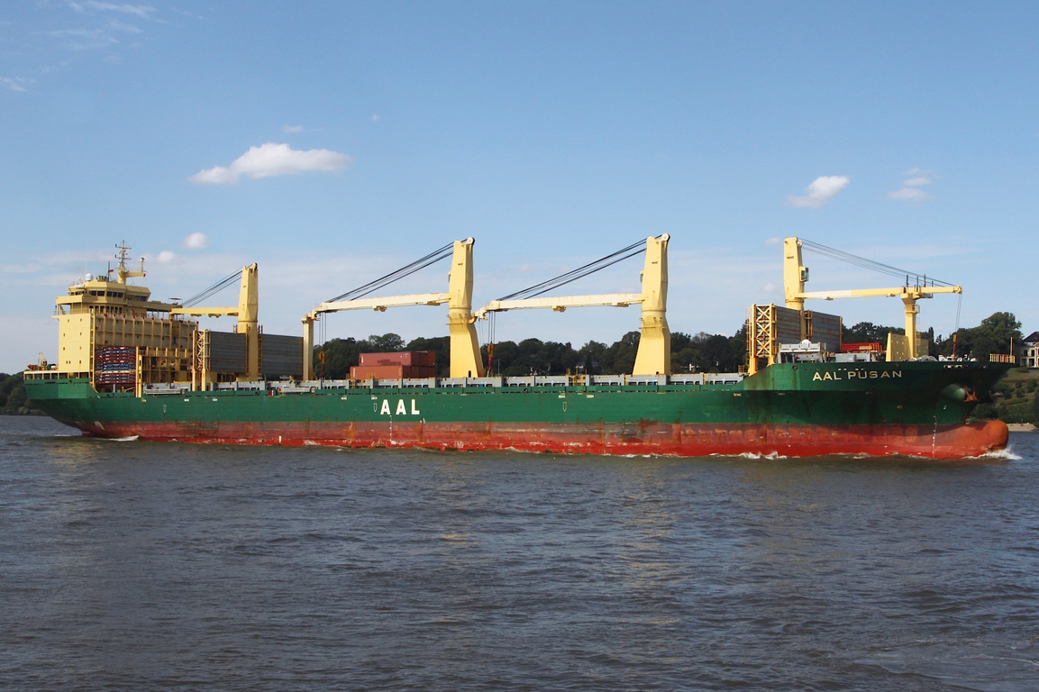 Frachtschiff AAL PUSAN (IMO 9498389); Datum: 26.08.2026; Aufnahmeort: Elbe/Hafen Hamburg, Deutschland.