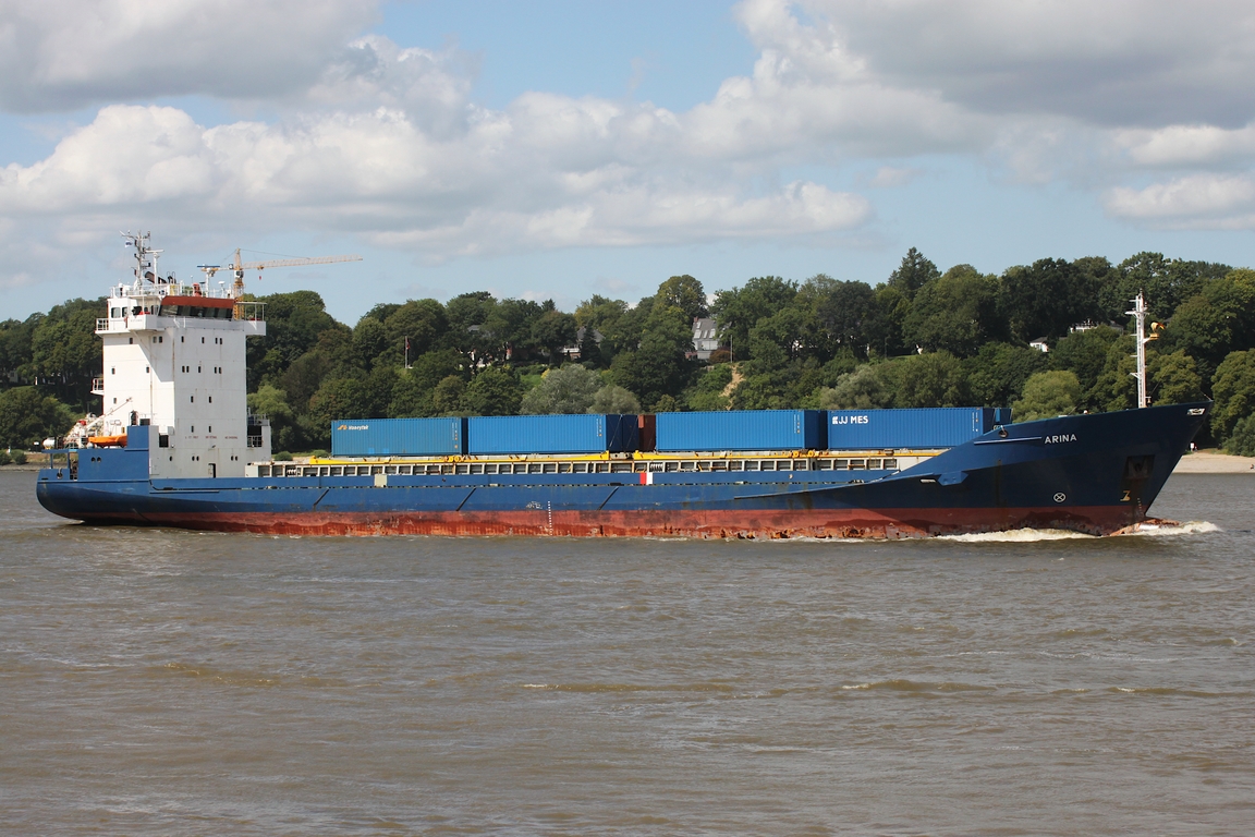 Frachtschiff ARINA (IMO  9173446); Datum: 10.08.2025; Aufnahmeort: Elbe/Hafen Hamburg, Deutschland.