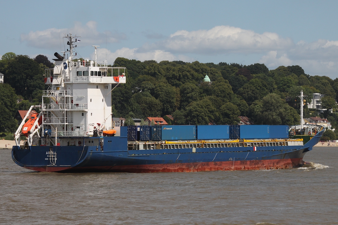 Frachtschiff ARINA (IMO 9173446); Datum: 10.08.2025; Aufnahmeort: Elbe/Hafen Hamburg, Deutschland.
