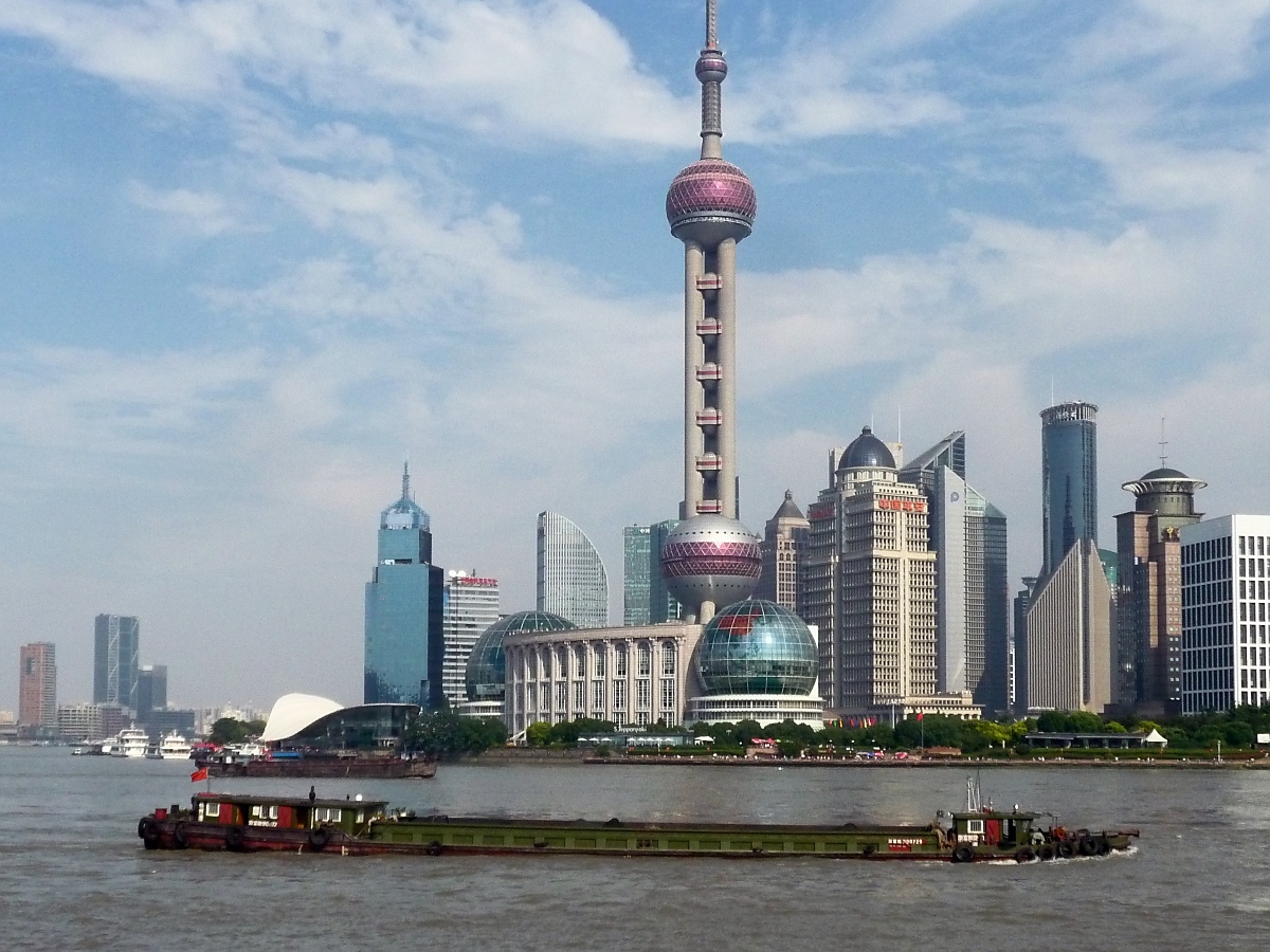 Frachtschiff auf dem Huangpu Jiang vor dem Oriental Pearl Tower in Shanghai, 3.10.2015