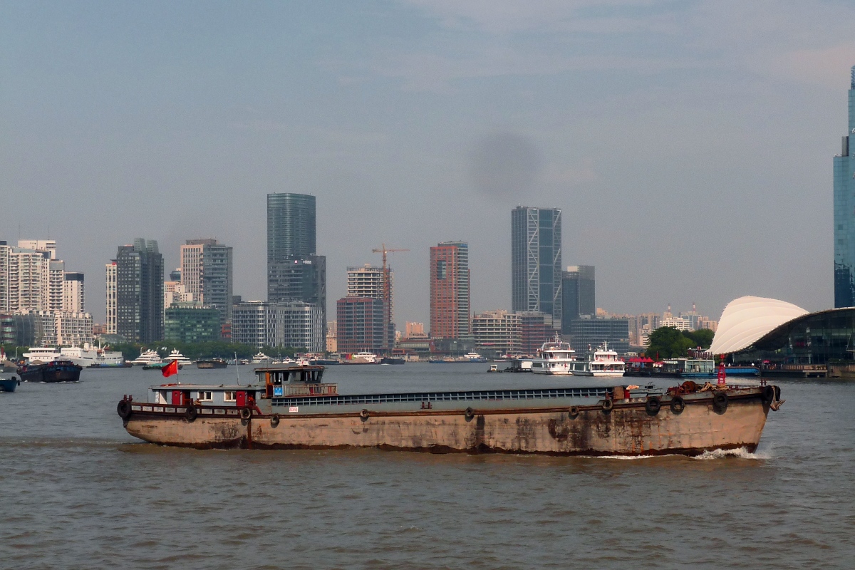 Frachtschiff auf dem Huangpu Jiang in Shanghai, 3.10.2015