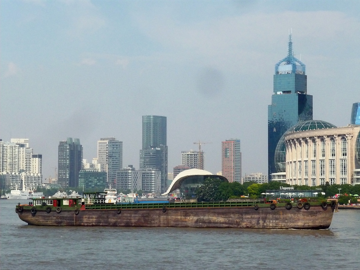 Frachtschiff auf dem Huangpu Jiang in Shanghai, 3.10.2015