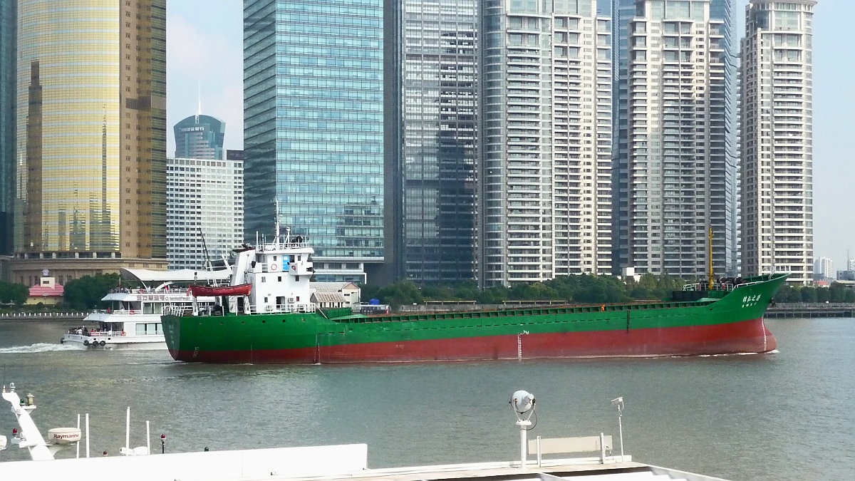 Frachtschiff auf dem Huangpu Jiang in Shanghai, 21.10.2015