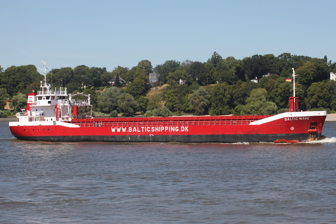 Frachtschiff BALTIC WAVE (IMO 9969508); Datum: 13.08.2026; Aufnahmeort: Elbe/Hafen Hamburg, Deutschland.