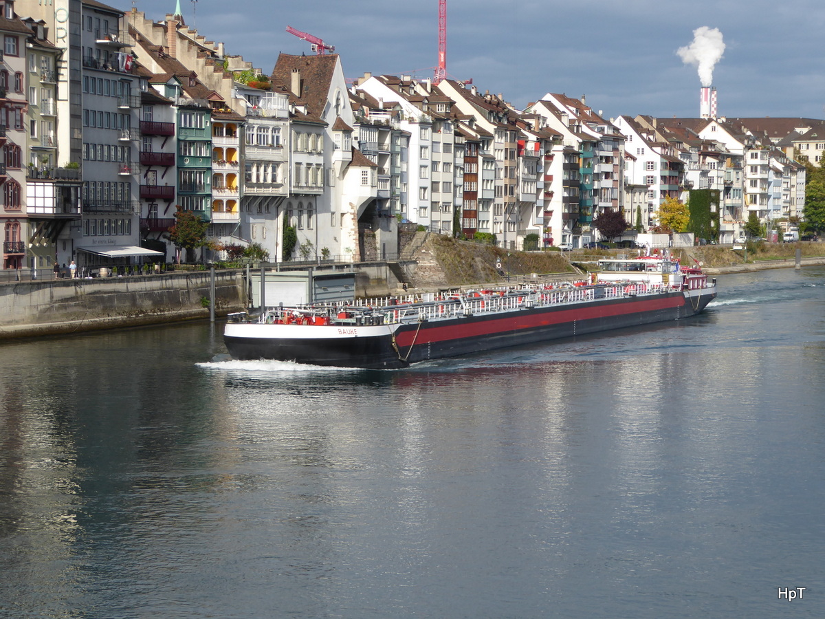 Frachtschiff BAUKE unterwegs auf dem Rhein in Basel am 06.10.2015