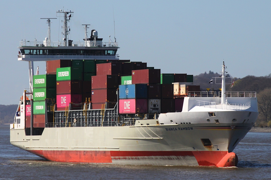 Frachtschiff BIANCA RAMBOW (IMO 9297591); Eigner/Betreiber: Unifeeder; Datum: 07.04.2026; Aufnahmeort: Elbe/Hafen Hamburg, Deutschland.