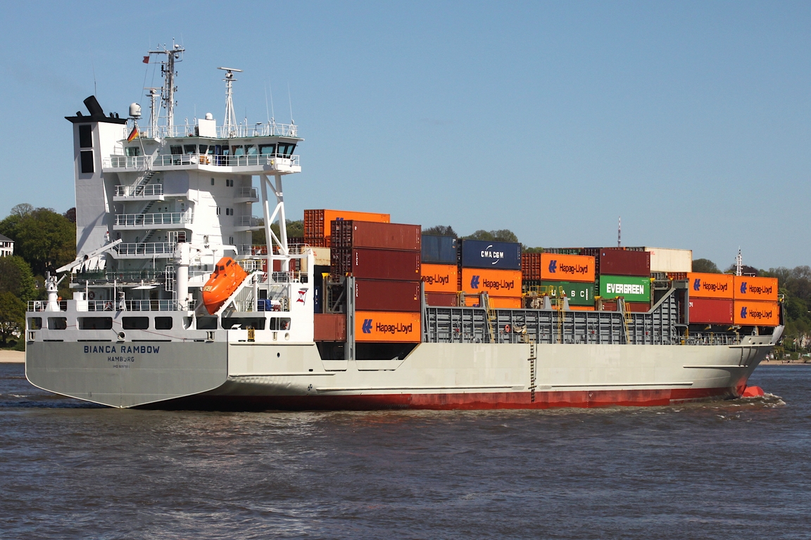 Frachtschiff BIANCA RAMBOW (IMO 9297591); Eigner/Betreiber: Unifeeder; Datum: 29.04.2026; Aufnahmeort: Elbe/Hafen Hamburg, Deutschland.