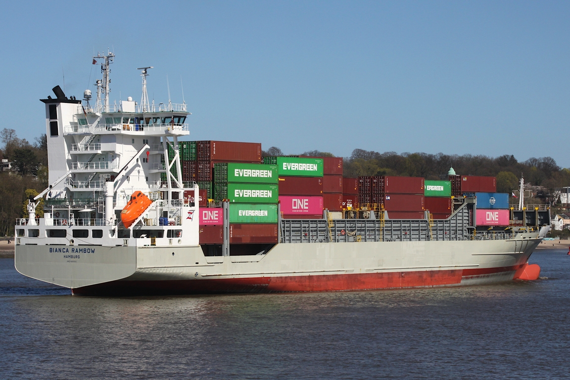 Frachtschiff BIANCA RAMBOW (IMO 9297591); Eigner/Betreiber: Unifeeder; Datum: 07.04.2026; Aufnahmeort: Elbe/Hafen Hamburg, Deutschland.