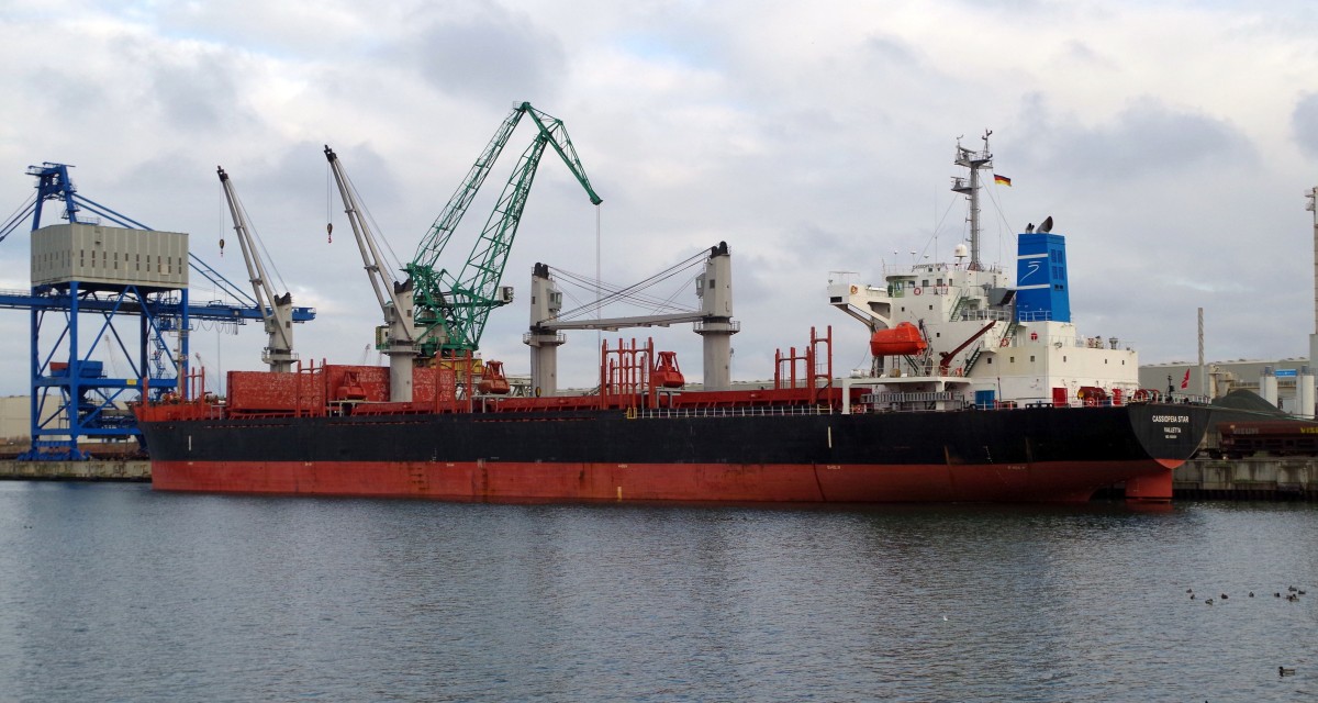 Frachtschiff  Cassiopeia Star  im Industriehafen Rostock am 21.11.14